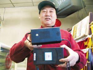 石家莊：老電工10年發(fā)明智能充電器（圖）