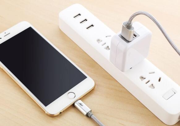手機充電器輸出電流是直流還是交流電？如何安全使用？