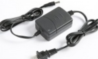 手搖式USB充電器，48小時(shí)可充滿一部手機(jī)